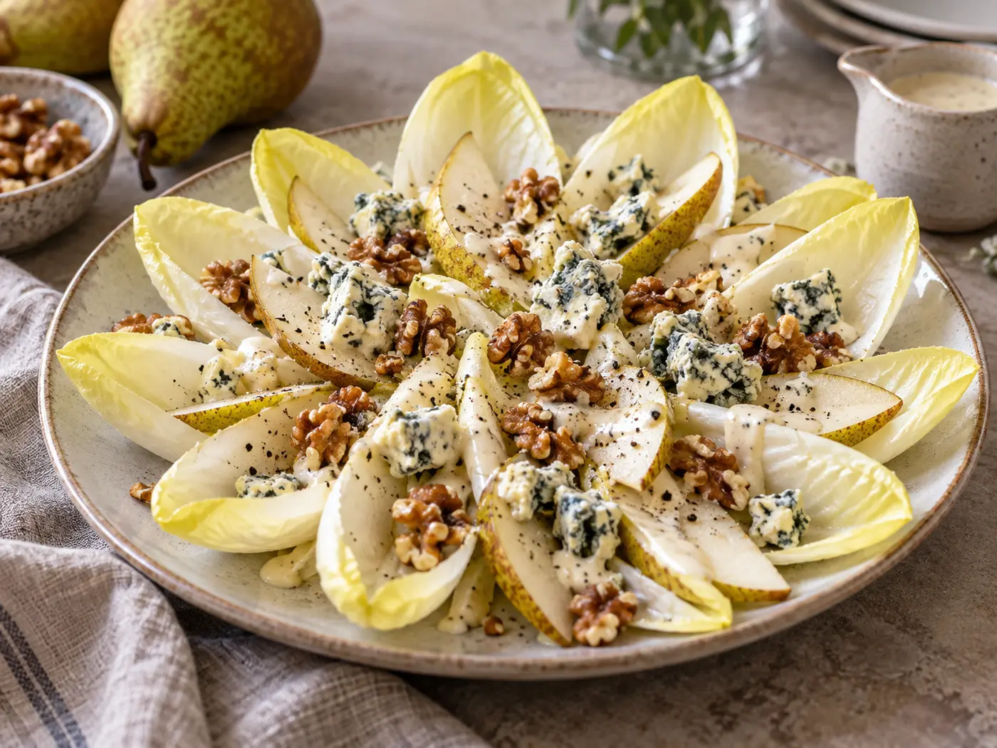 Ensalada de endibias, pera y roquefort