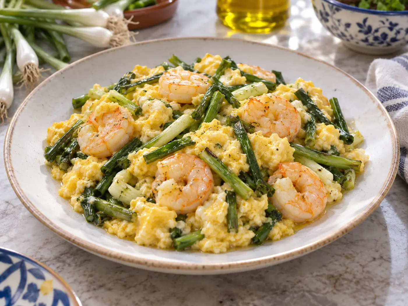 Revuelto de ajetes y gambas